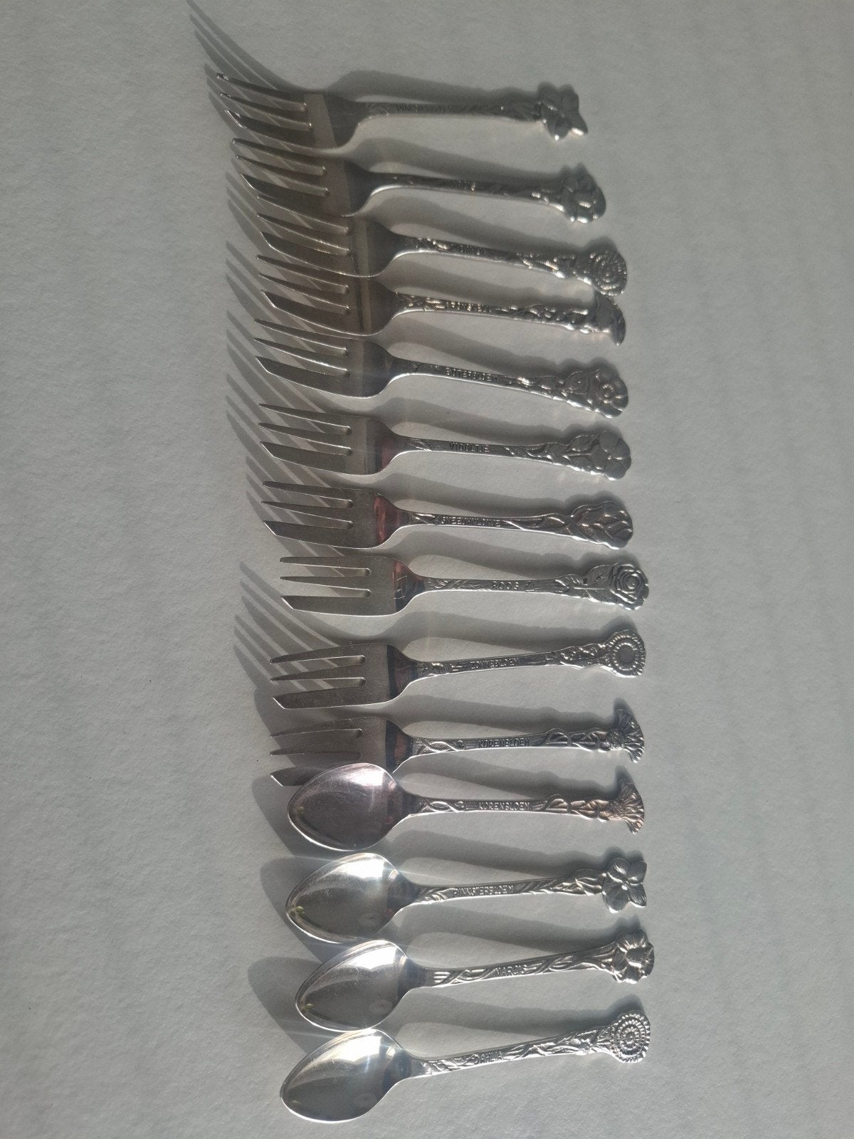 4 Verzilverde theelepels en 10 gebaksvorkjes, diverse bloeme, Ophalen of Verzenden
