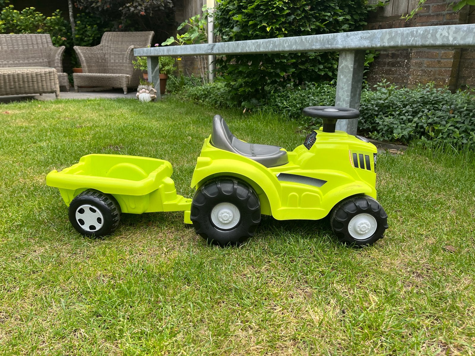 Groene kinder tractor met aanhanger loopwagen, Kinderen en Baby's, Speelgoed | Buiten | Voertuigen en Loopfietsen, Ophalen of Verzenden