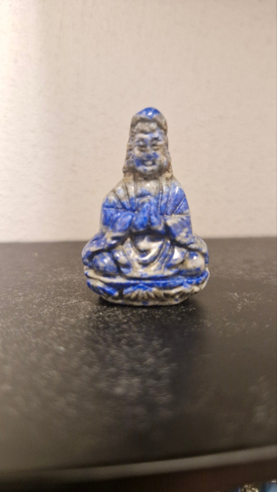 Klein Boeddha beeldje van Lapis Lazuli - 38x28x18mm, Blauw, Gebruikt, Steen/keramiek, Ophalen of Verzenden