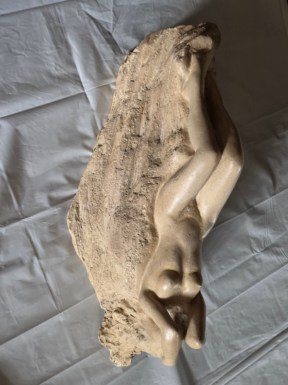 Liggend naakt beeld Chantalle Smeets, Handgemaakt, Steen of Keramiek, Beeld, Beige