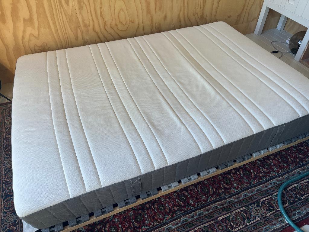 140 Matras en lattenbodem IKEA Hövag, Huis en Inrichting, Slaapkamer | Matrassen en Bedbodems, Ophalen, Gebruikt, Tweepersoons