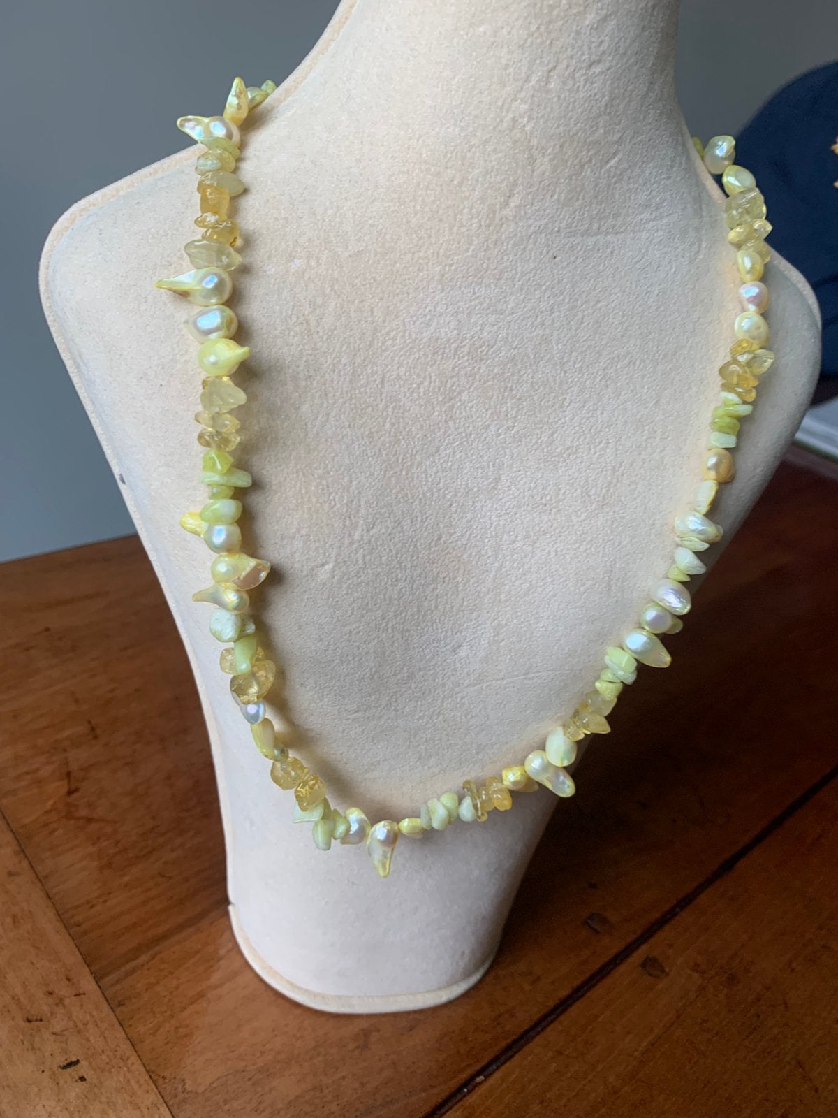 Exclusief zachtgeel collier van blister parel, Ophalen of Verzenden, Zo goed als nieuw, Steen of Mineraal, Met edelsteen