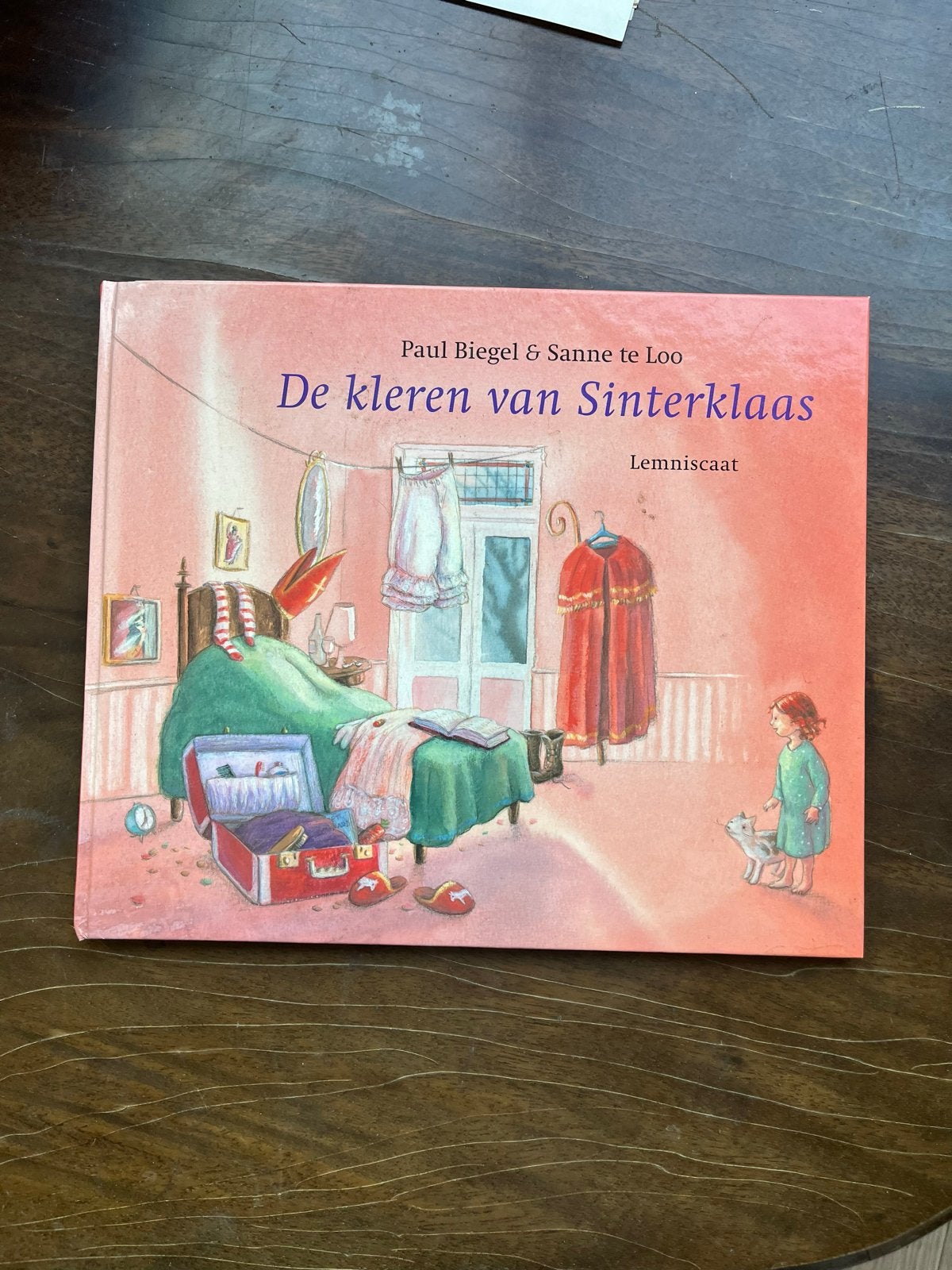 De kleren van Sinterklaas - Paul Biegel & Sanne te Loo, Boeken, Ophalen of Verzenden, Zo goed als nieuw, Fictie algemeen