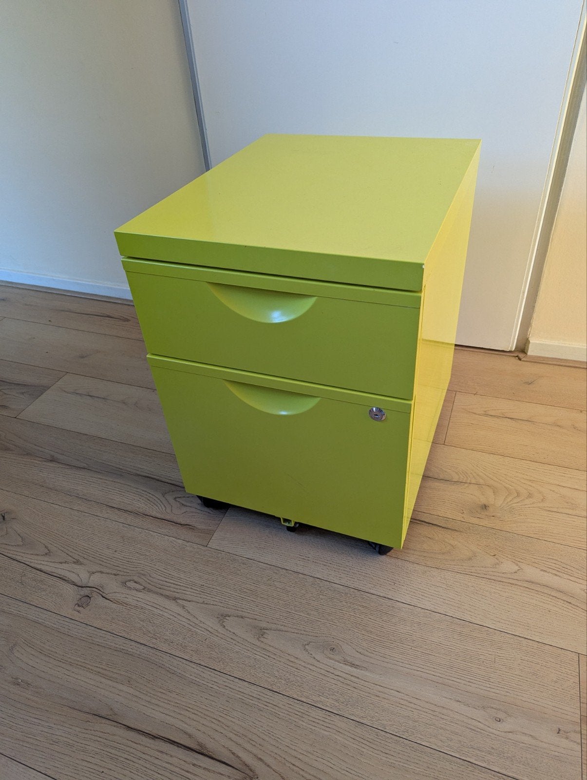 Limegroene ladeblok op wielen., Ophalen, Minder dan 50 cm, Modern, kantoor, Zo goed als nieuw