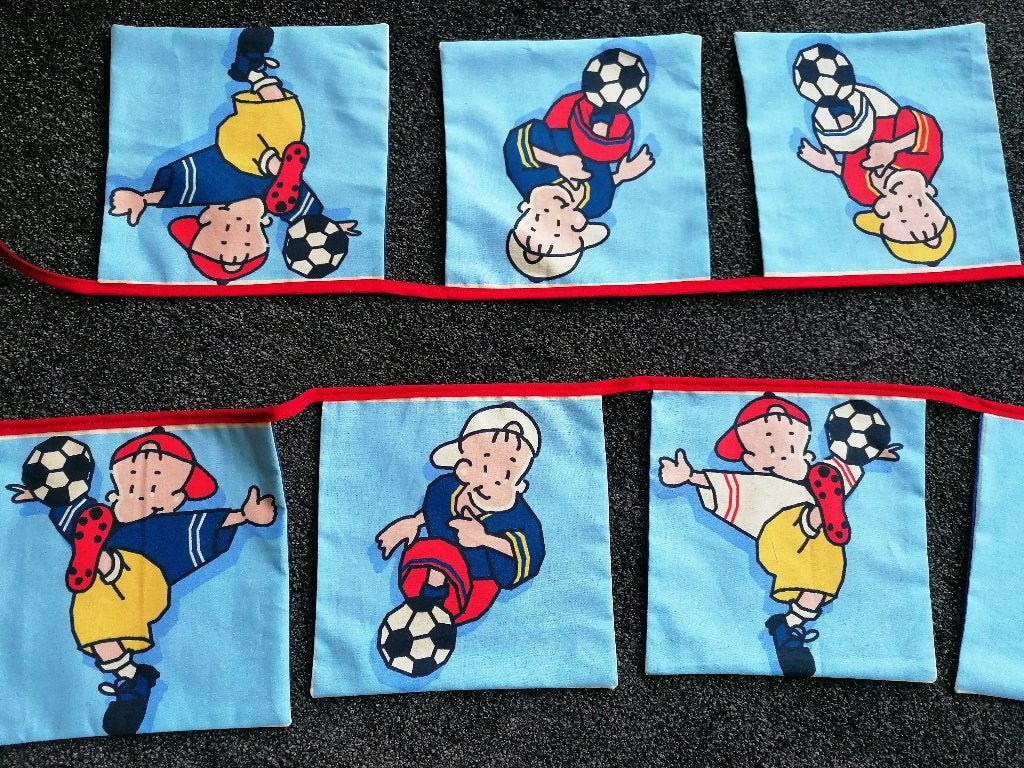 Voetbal vlaggenlijn met 12 fleurige vlaggen met voetballers., Ophalen of Verzenden, Nieuw, Versiering, Verjaardag