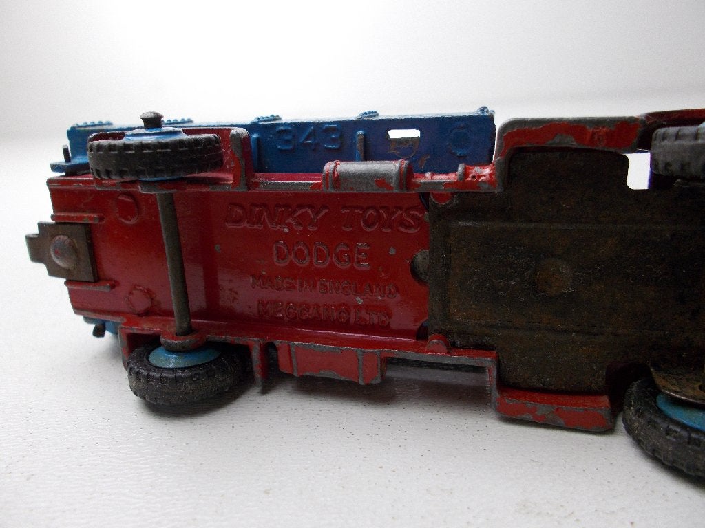 1955 Dinky Toys 343 DODGE FARM WAGON (Rood/Blauw), Hobby en Vrije tijd, Modelauto's | 1:43, Ophalen of Verzenden, Gebruikt, Bus of Vrachtwagen