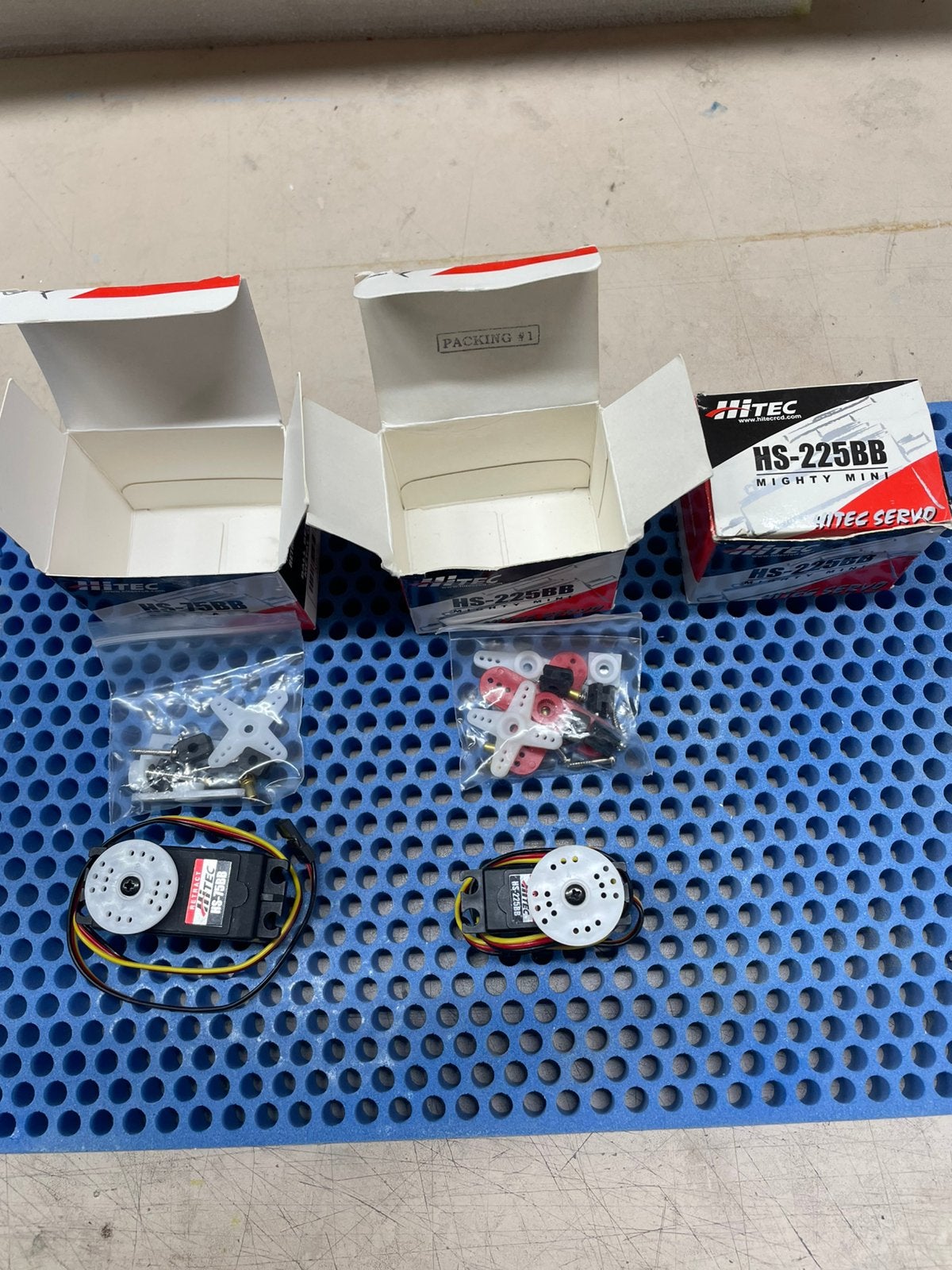 NIEUW: 2x Hitec hs225bb plus 75bb servo’s, Ophalen of Verzenden, Nieuw