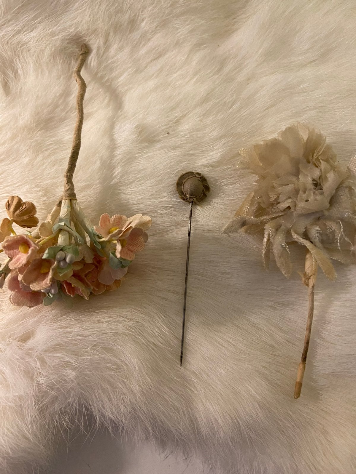 Lot oude decoratie hoedenspeld fluwelen bloem bosje bloemen, Antiek en Kunst, Ophalen of Verzenden