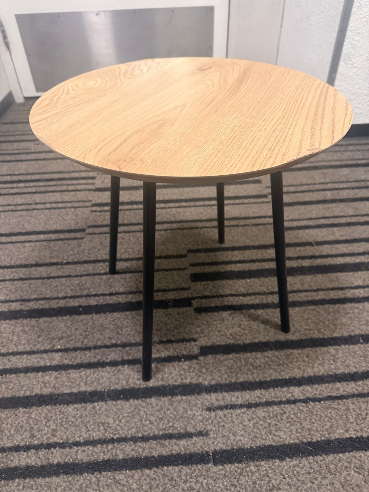 Ronde bijzettafel met houten blad en metalen poten, Huis en Inrichting, Tafels | Bijzettafels, Ophalen, Minder dan 45 cm, Minder dan 55 cm
