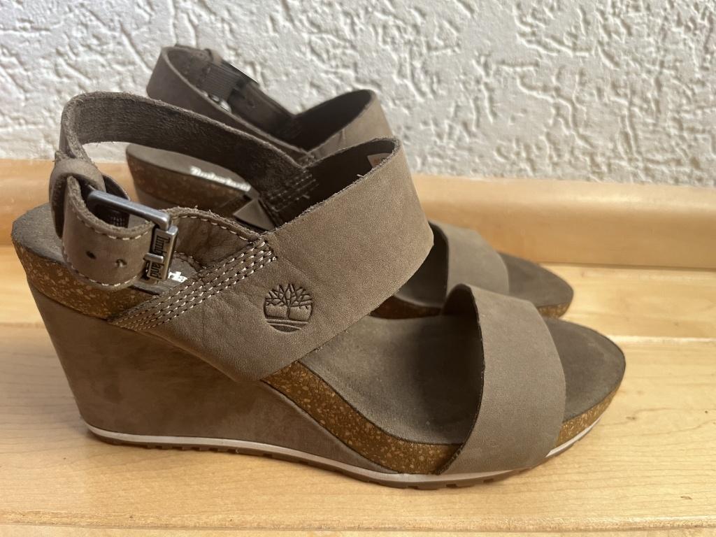 NIEUW Timberland sandalen maat 39 sleehak kaki Capri Sunset, Verzenden, Beige, Nieuw, Sandalen of Muiltjes