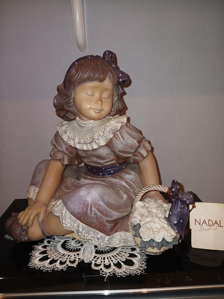 Origineel Nadal Studio beeldje - Meisje met mandje, Ophalen of Verzenden, Zo goed als nieuw, Mens