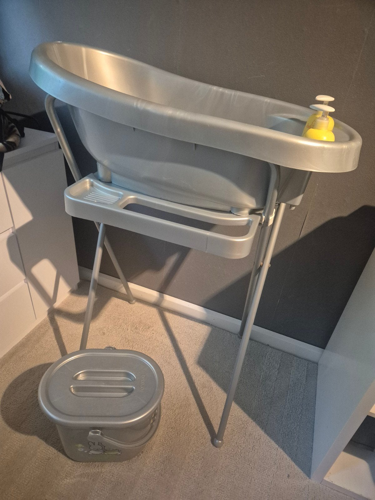 Bébé-jou babybadje met standaard en afvoerslang, Kinderen en Baby's, Badjes en Verzorging, Ophalen of Verzenden, Gebruikt, Badje