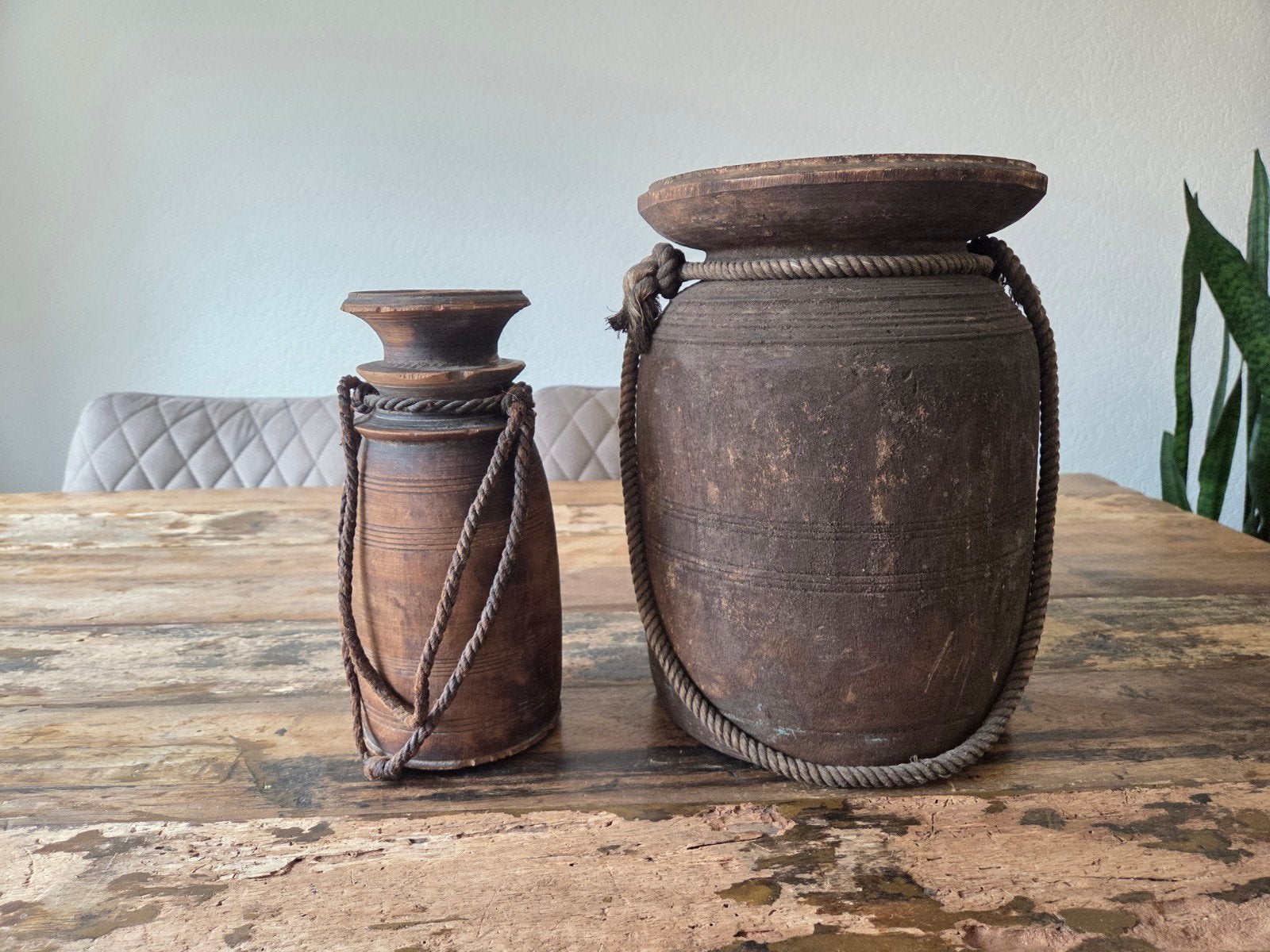 Twee houten oude nepalese kruiken potten, Ophalen of Verzenden, Overige kleuren, Overige materialen, Minder dan 50 cm