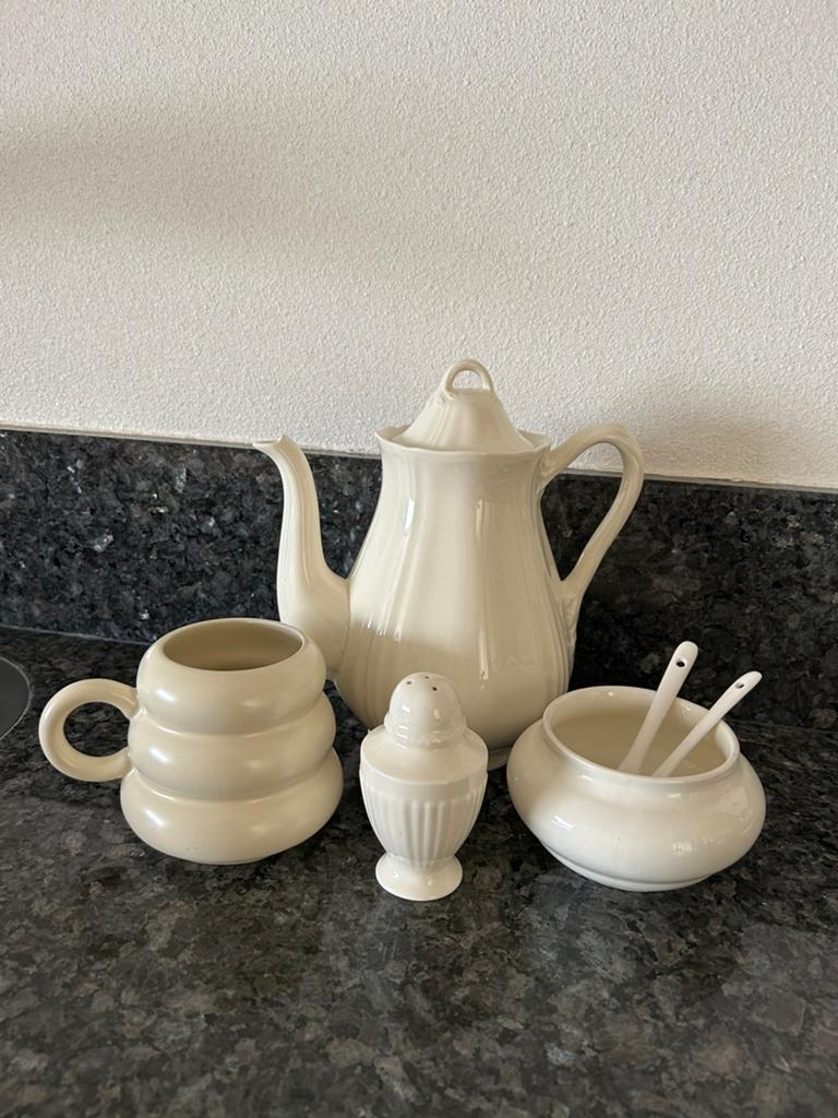 Wedgwood Queen’s Plain koffie- of theepot cremewit, Overige typen, Ophalen of Verzenden, Zo goed als nieuw, Wedgwood