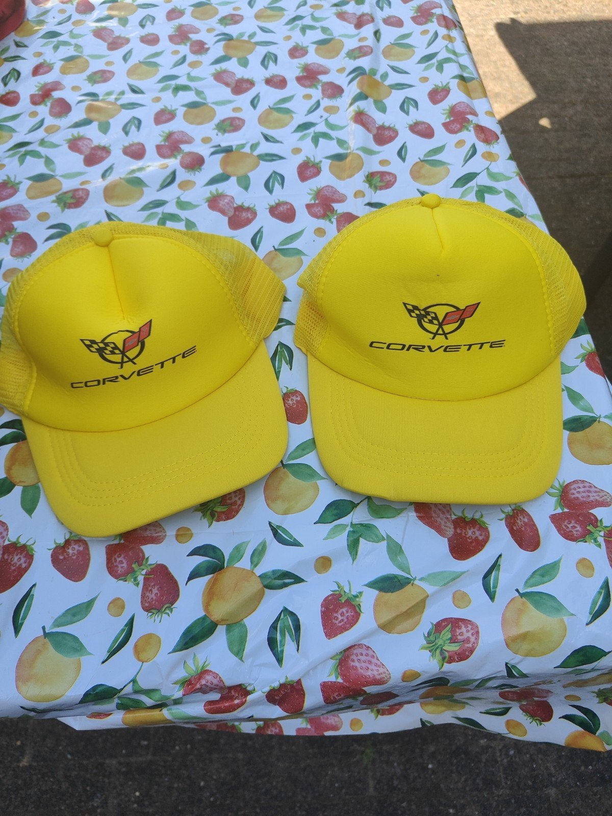 2 Nieuwe Gele Corvette Petten - One Size Fits All, Kleding | Heren, Corvette, Nieuw, Pet, One size fits all