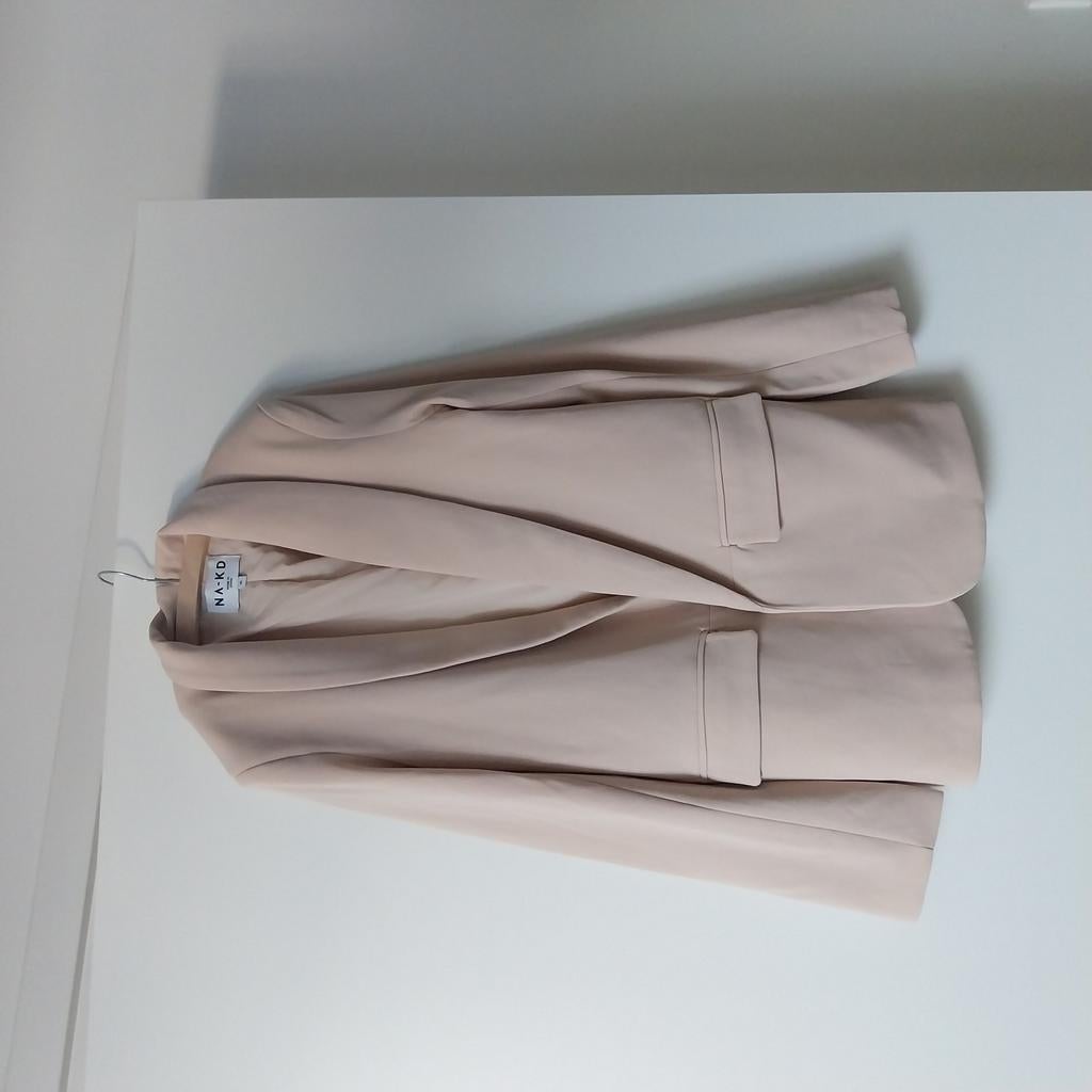 Mooie beige blazer dames van NA-KD maat 36, Ophalen of Verzenden, Zo goed als nieuw, Maat 36 (S), Beige