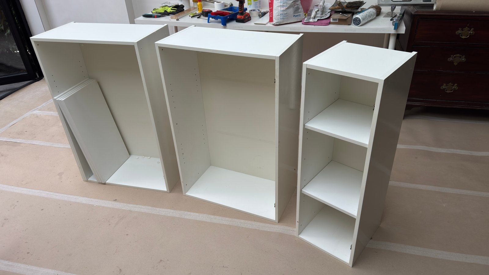 Set van 3 witte kasten met planken en ophangsysteem, Huis en Inrichting, Ophalen, Zo goed als nieuw