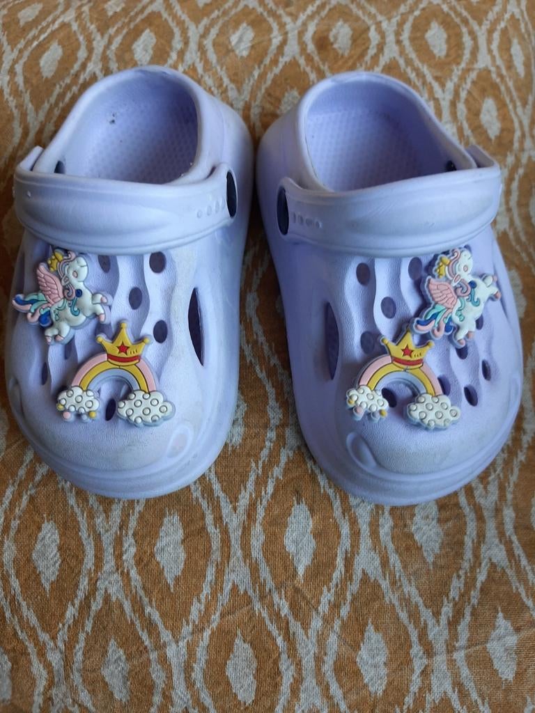 Schattige lila kinder Crocs met versieringen mt 21/22, Kinderen en Baby's, Kinderkleding | Schoenen en Sokken, Gebruikt, Crocs
