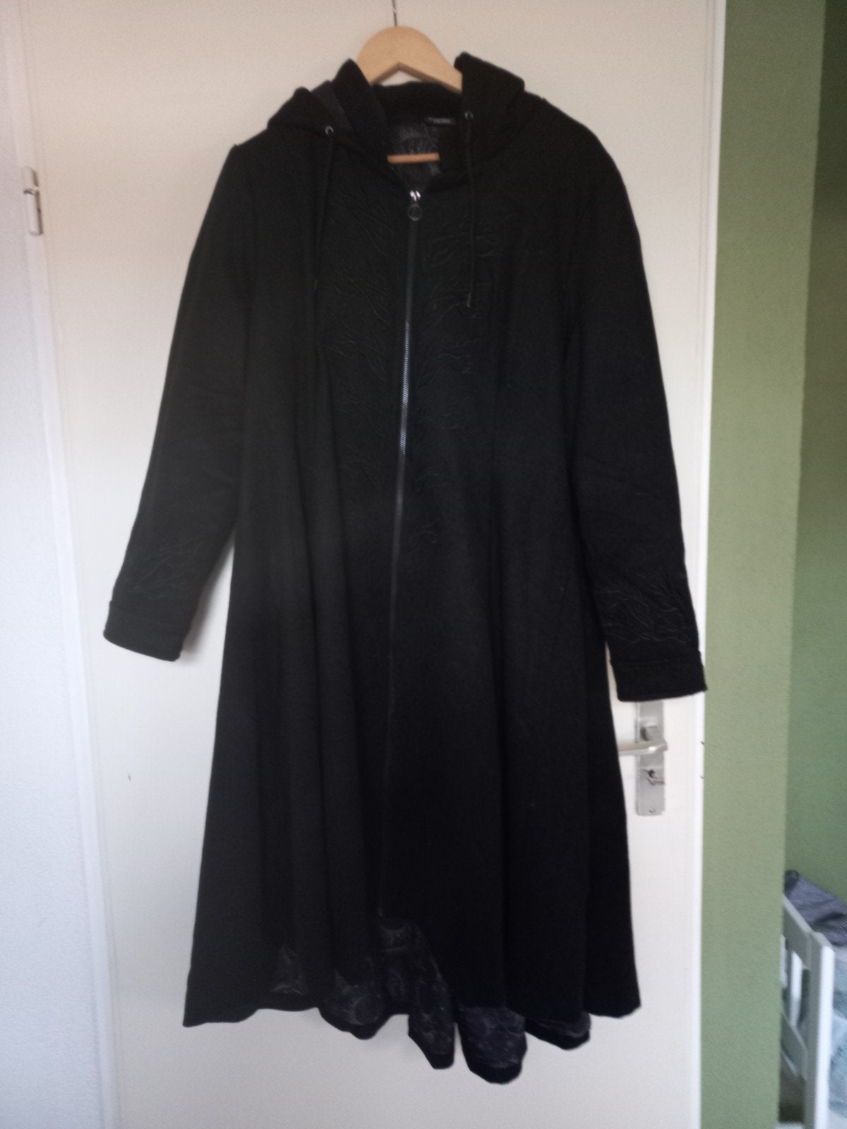 Prachtige Gothic winterjas te koop, Ophalen of Verzenden, Zo goed als nieuw, Maat 38/40 (M), Zwart