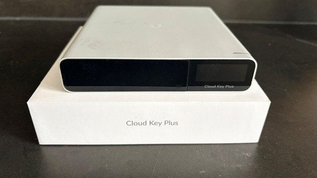 Ubiquiti UniFi Cloud Key Gen2 Plus met 1Tb HDD (UCK-G2-PLUS), Intern, Gebruikt, Server, Ophalen of Verzenden