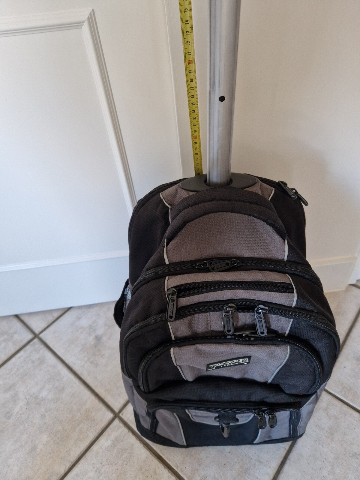Zwarte en grijze rugzak op wieltjes, Gebruikt, 25 tot 40 cm, Ophalen, Overige merken