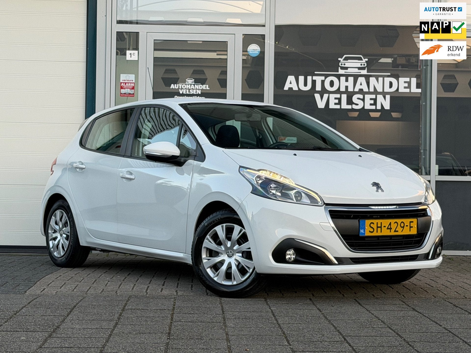 Peugeot 208 1.2 PureTech Blue Lion Apple carplay Airco Navi, Voorwielaandrijving, Gebruikt, Euro 6, 1199 cc