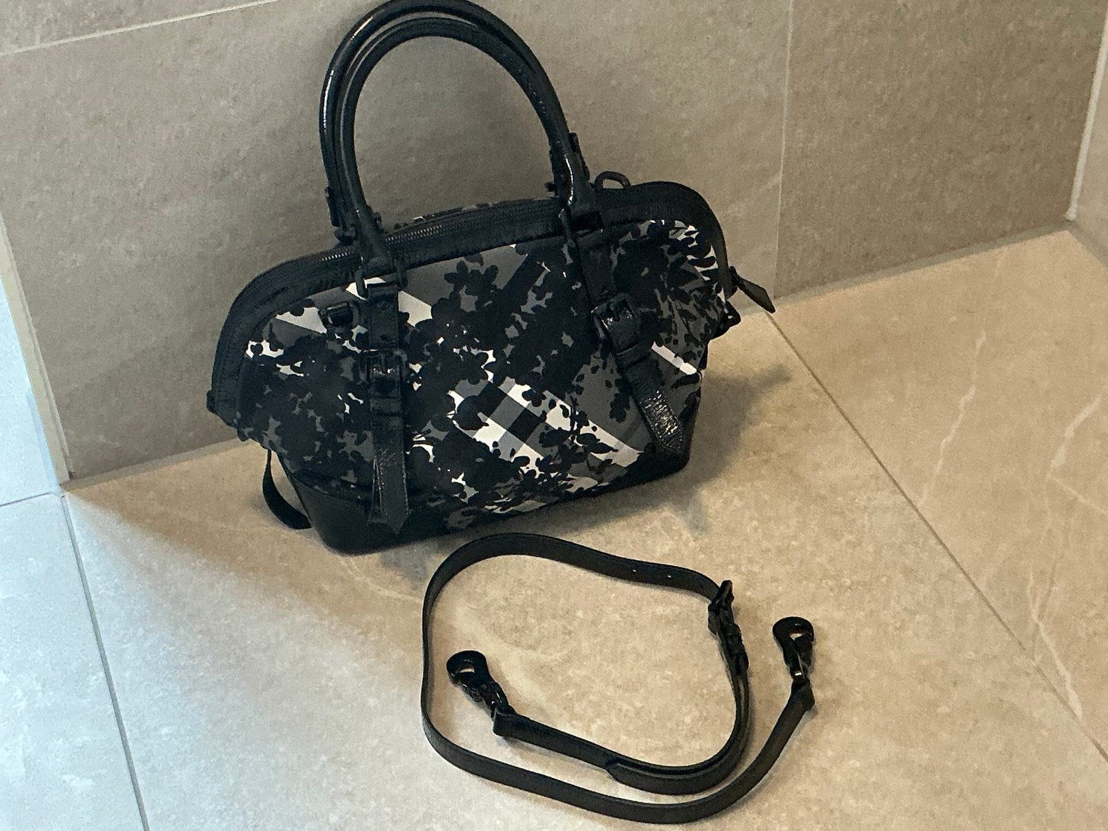 Burberry dames tas orgineel cherry blossom als nieuw, Ophalen, Zo goed als nieuw, Zwart, Schoudertasje