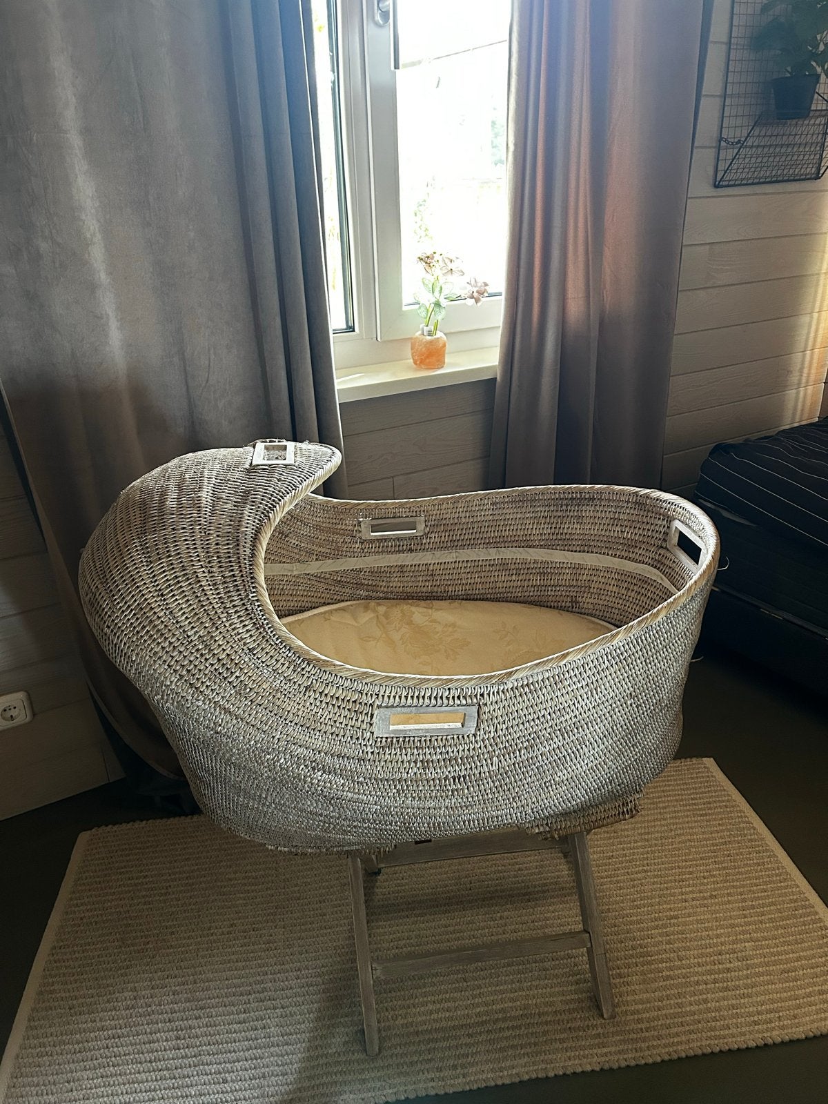Rotan wiegje met matrasje, bekleding en Tijgertje klamboe, Ophalen, Zo goed als nieuw, Wieg