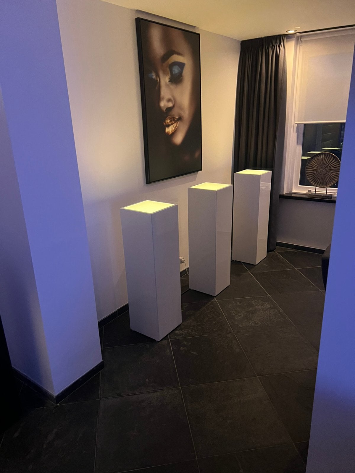 Set van 3 witte hoogglans zuilen met glazen blad, Ophalen, Zo goed als nieuw
