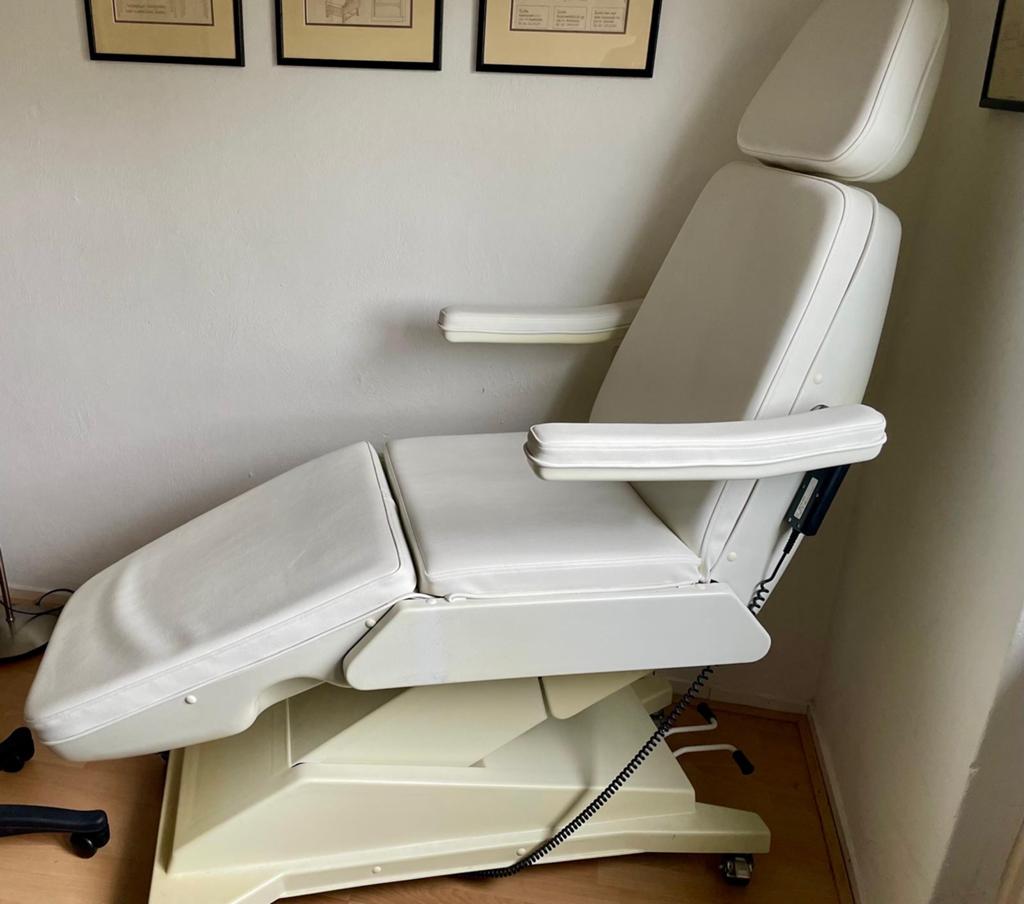 behandelstoel/massagetafel, wit, Ophalen, Kunststof, Gebruikt, Wit