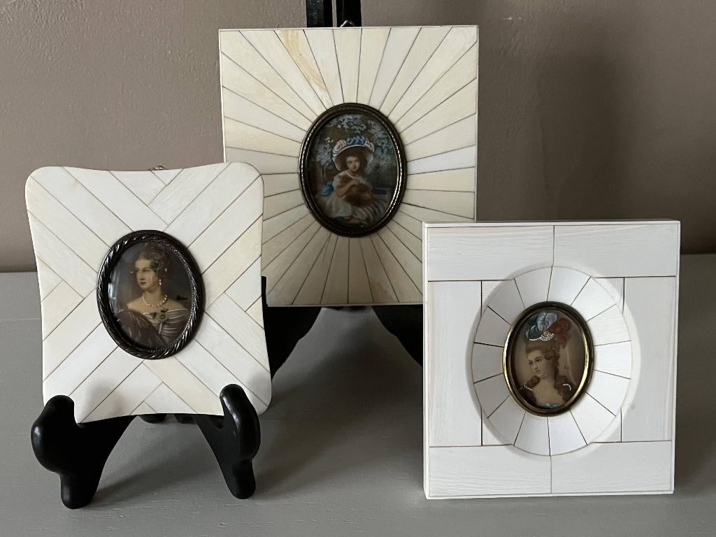 Antieke miniatuurportretjes in ivoren lijstje, Ophalen of Verzenden