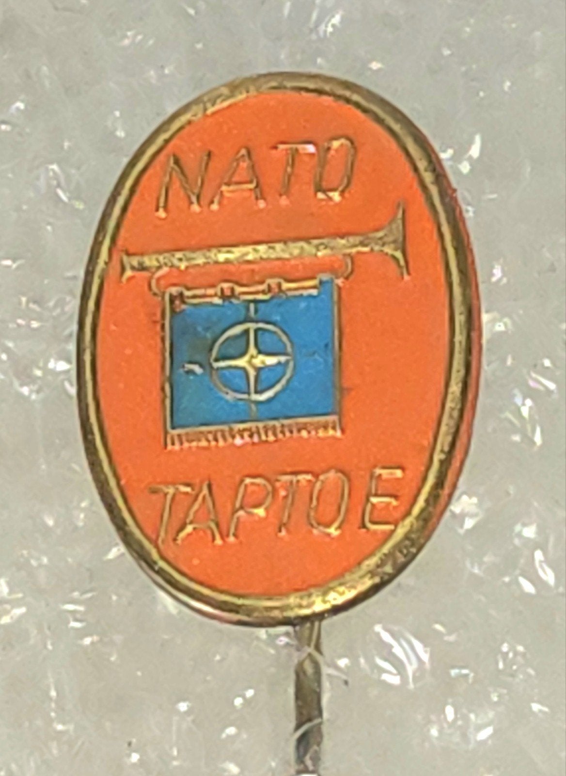 Vintage NATO Speldje - TAPTOE, Verzamelen, Ophalen of Verzenden, Gebruikt, Overige onderwerpen, Speldje of Pin