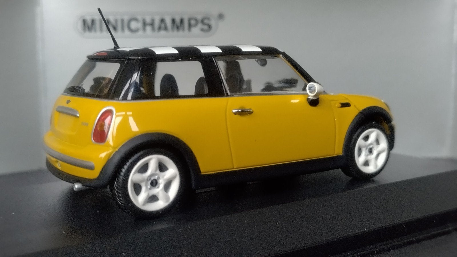 Mini Cooper r50 yellow 1:43 Minichamps Pol, Auto, Verzenden, ., Nieuw