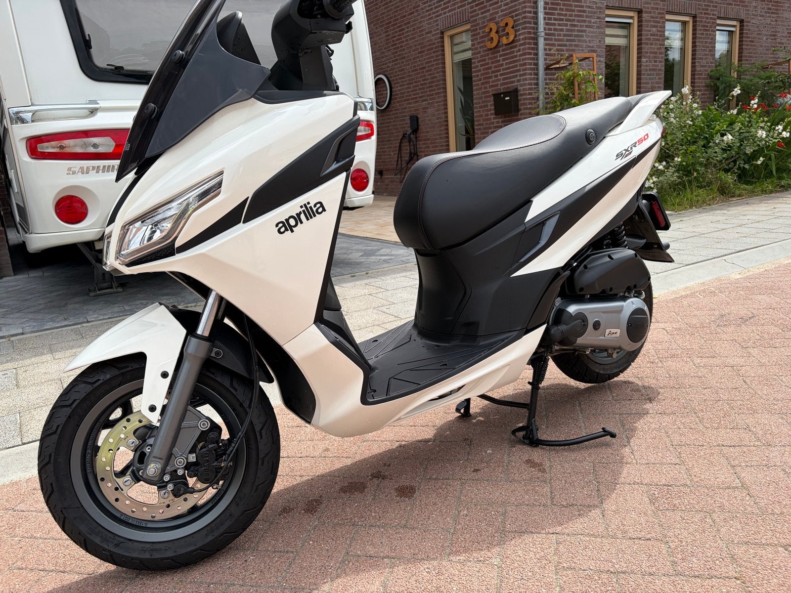 Aprilia SXR 50 Scooter - Nieuwstaat, incl. Helm en Slot, Fietsen en Brommers, Scooters | Aprilia, Ophalen, Maximaal 45 km/u, SR 50