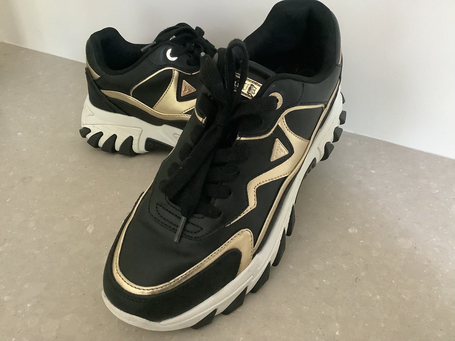 Guess nowah dames sneakers maat 39 super netjes!, Ophalen of Verzenden, Zo goed als nieuw, Wit, Sneakers of Gympen