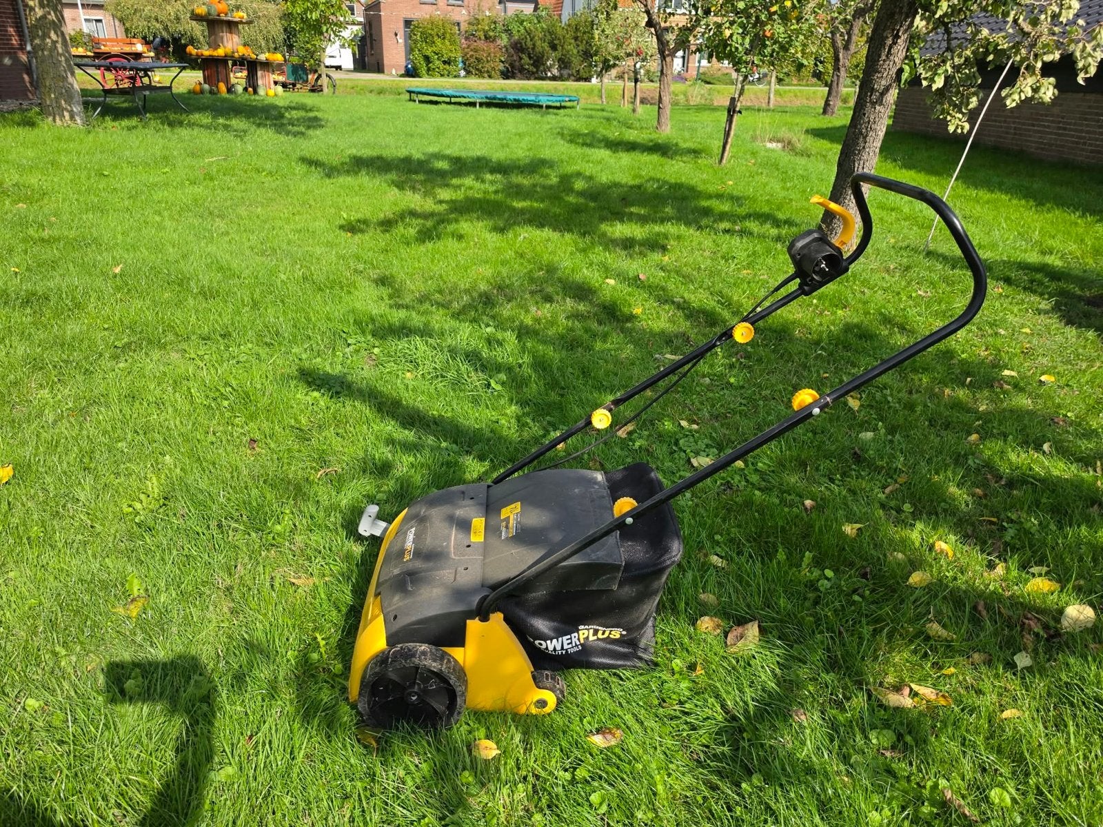 Powerplus Verticuteermachine en beluchter 1300W 320mm, Ophalen, Cirkelmaaier, Gebruikt, Elektrische grasmaaier