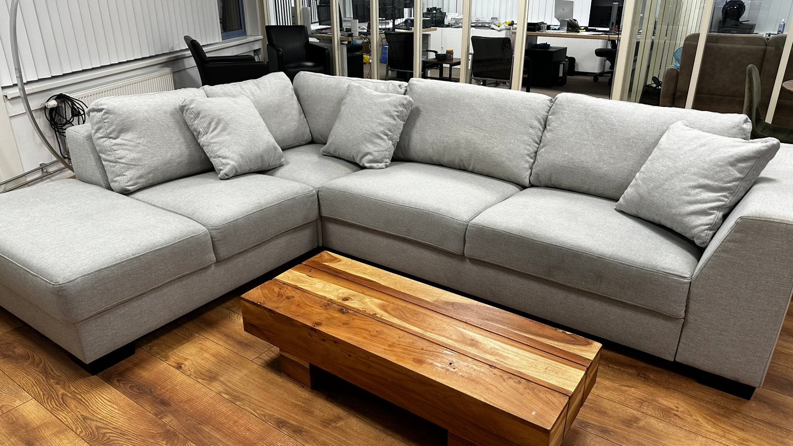 Ruime lichtgrijze hoekbank van Seats and Sofas, Ophalen, Zo goed als nieuw, Stof, Ruime, moderne lichtgrijze hoekbank