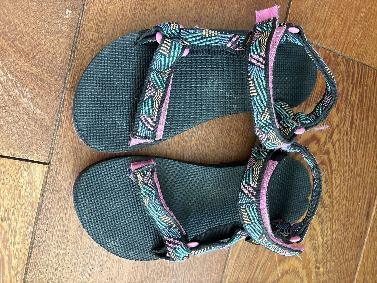 Teva sandalen - Zwart met roze/groene bandjes, Kleding | Dames, Schoenen, Overige kleuren, Gedragen, Sandalen of Muiltjes, Ophalen of Verzenden