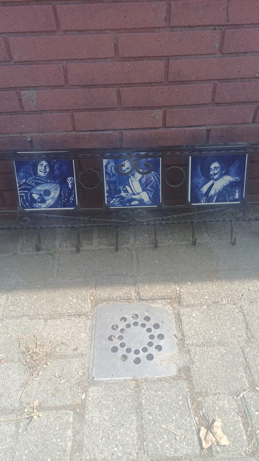 Decoratieve wandkapstok met Delfts blauwe tegels, Ophalen