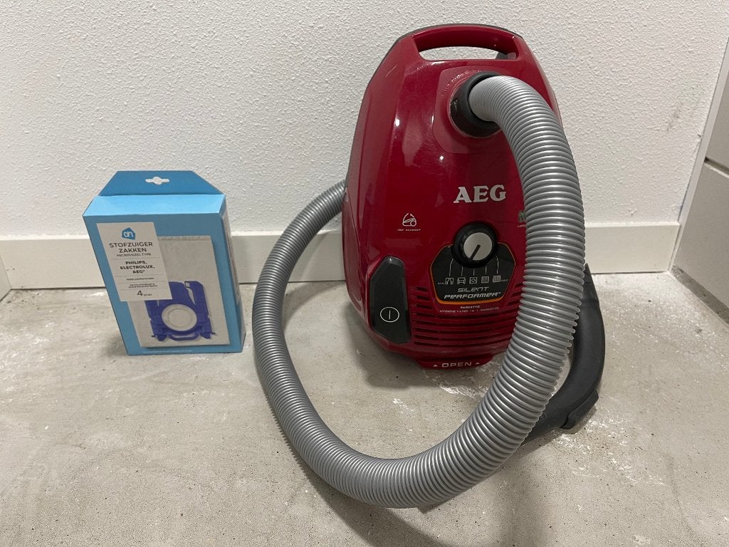 Stofzuiger te koop 15 euro, Gebruikt, Minder dan 1200 watt, Ophalen, Stofzak