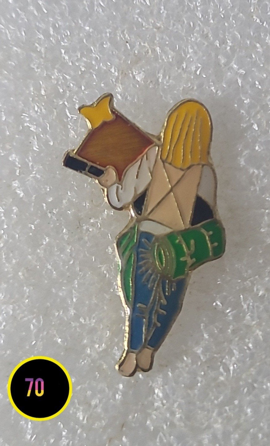 Vintage pin van een wandelaar met rugzak en verrekijker, Verzenden
