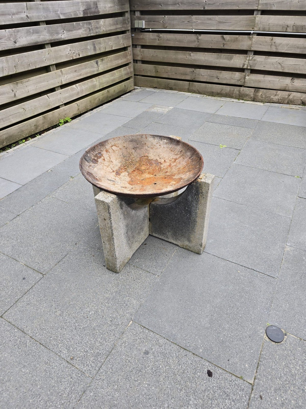 Vuurschaal met betonnen onderstel, Ophalen, Gebruikt