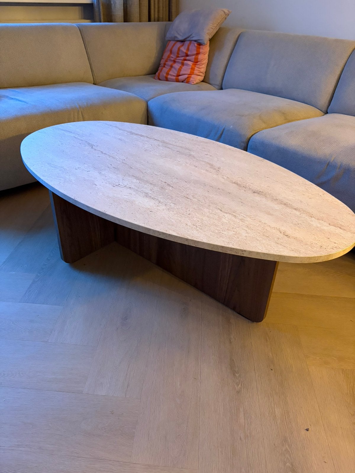 Salontafel kiezelvormig Travertin en Walnoot Japandi, Huis en Inrichting, Tafels | Salontafels, Ophalen, Overige materialen, 100 tot 150 cm