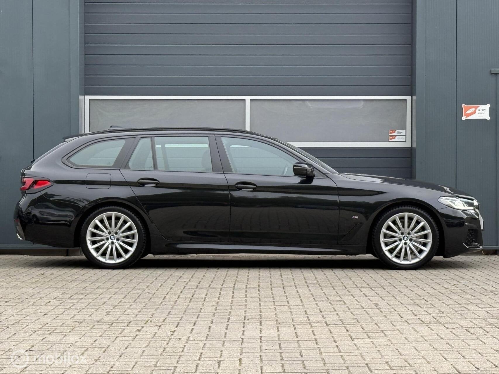 BMW 5-serie Touring 520d Mild Hybrid M-SPORT Facelift, Auto's, Automaat, Dealer onderhouden, Achterwielaandrijving, 1995 cc