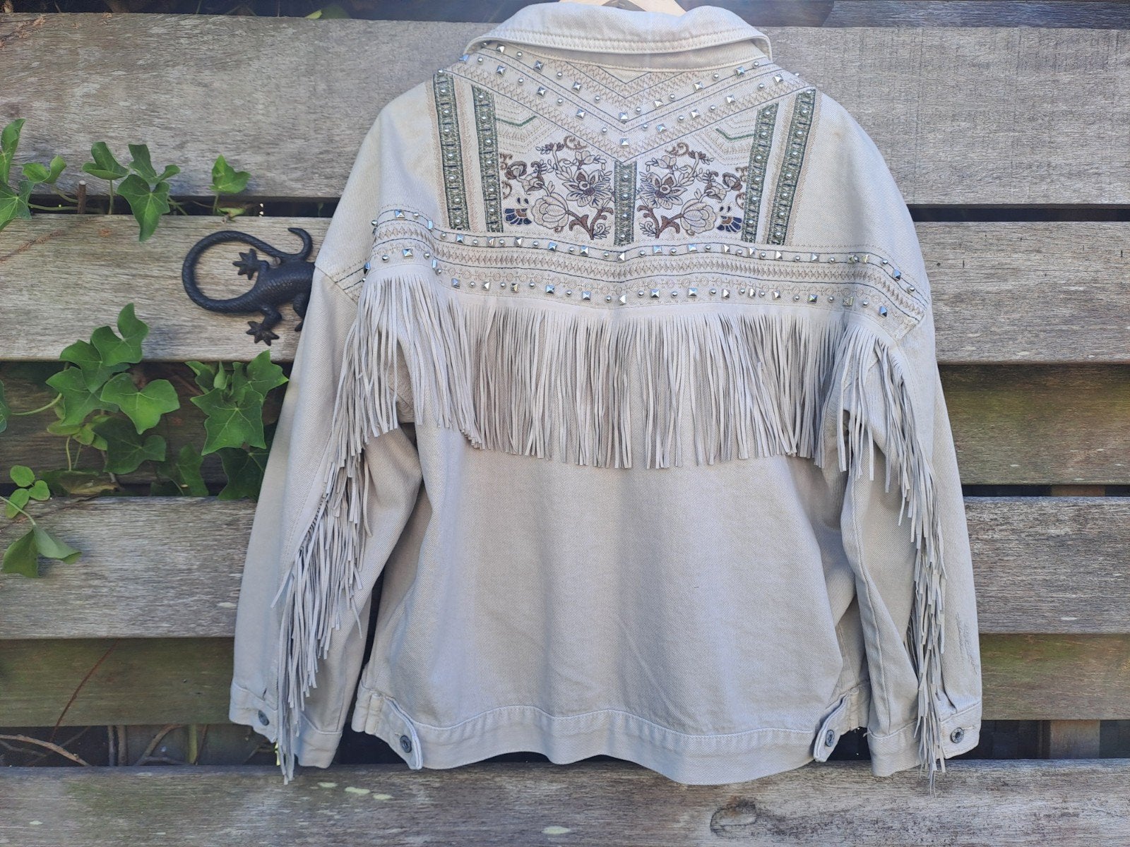 Stoer beige jasje met studs, borduursels en franje L/XL, Beige, Maat 42/44 (L), Melly & Co, Nieuw