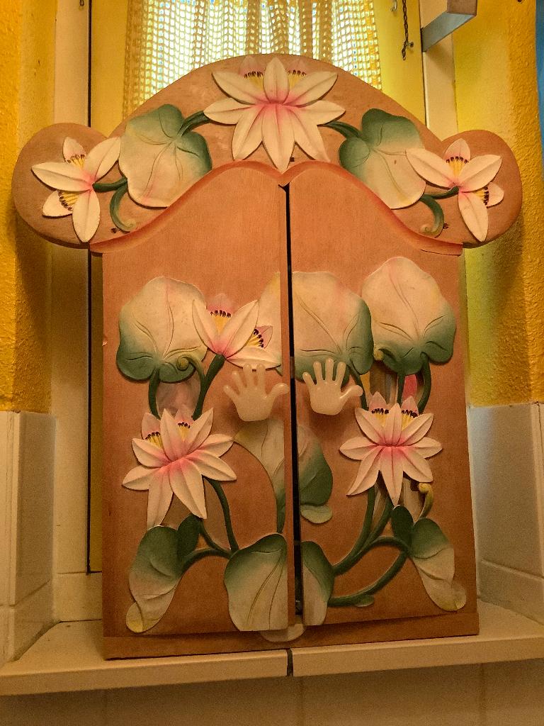 Klein Ibiza Kastje met daarop houten lotusbloemen € 50,00., Antiek en Kunst, Ophalen of Verzenden