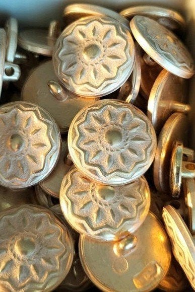 Gouden knoop met bloemenpatroon - Hoofdpiet stijl, Ophalen of Verzenden, Gebruikt, Overige applicaties