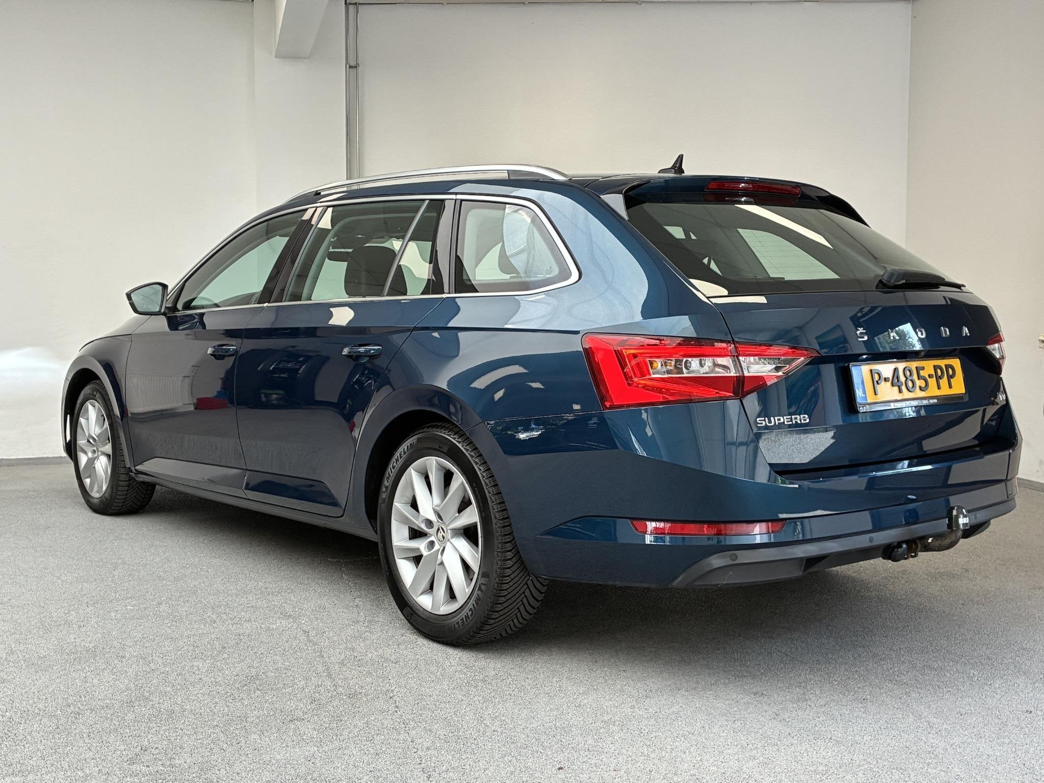 Skoda Superb Combi 1.4 TSI iV Business Edition Plus | LEDER, Auto's, Gebruikt, 4 cilinders, Blauw, Hybride Elektrisch/Benzine