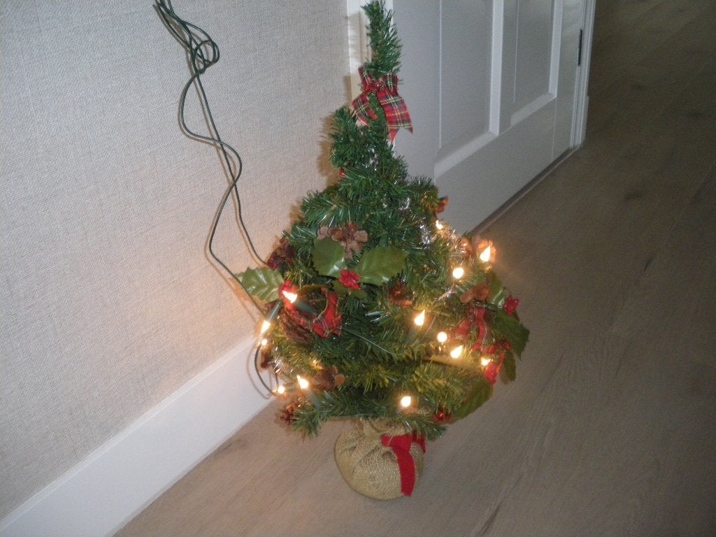62 cm hoog heel mooi kerstboompje met lichtjes op stroom, Ophalen of Verzenden, Zo goed als nieuw