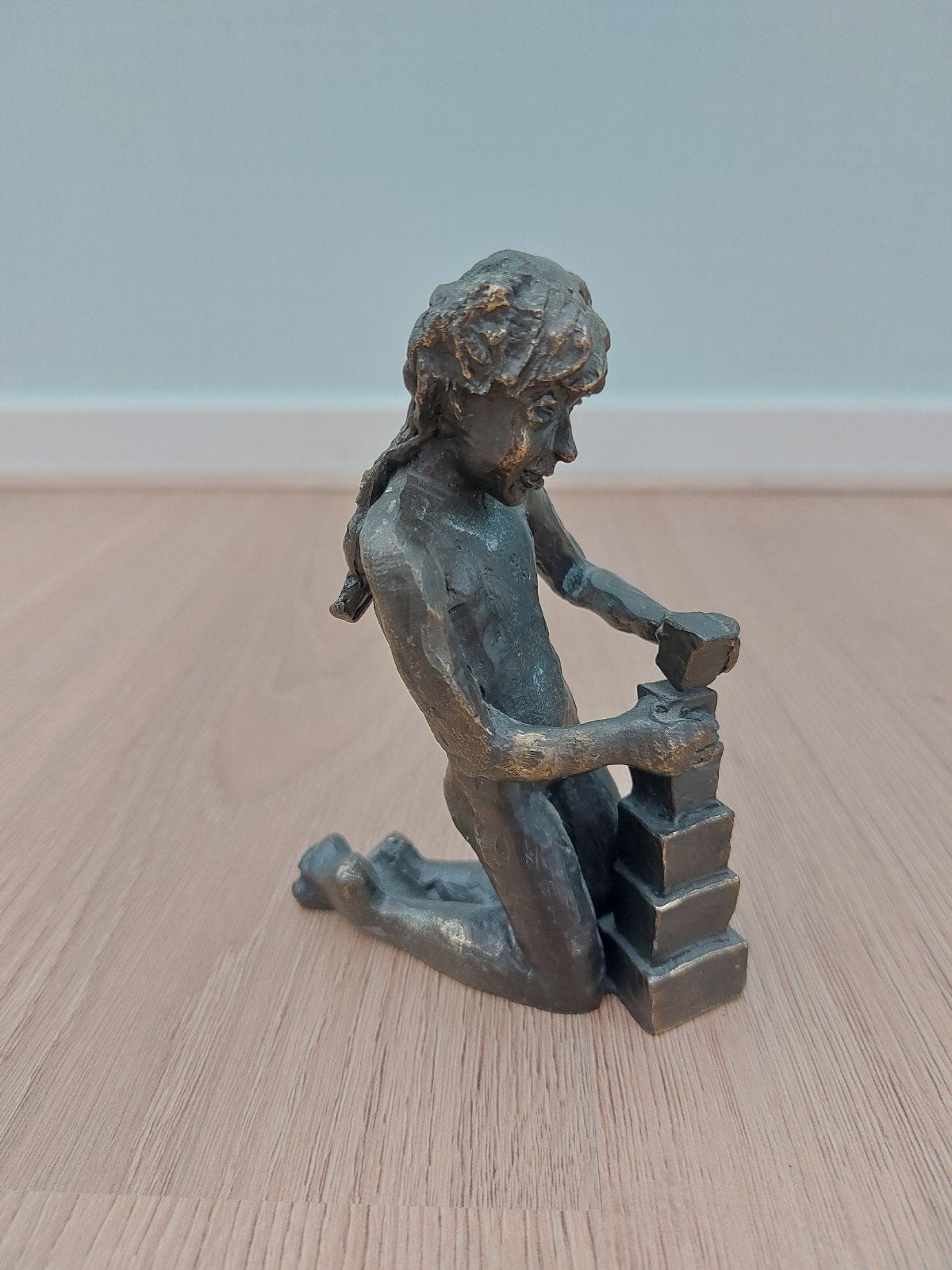 Bronzen sculptuur "Meisje met blokken" (Spelenderwijs), Antiek en Kunst, Minder dan 20 cm, Verzenden, Brons, Gemerkt